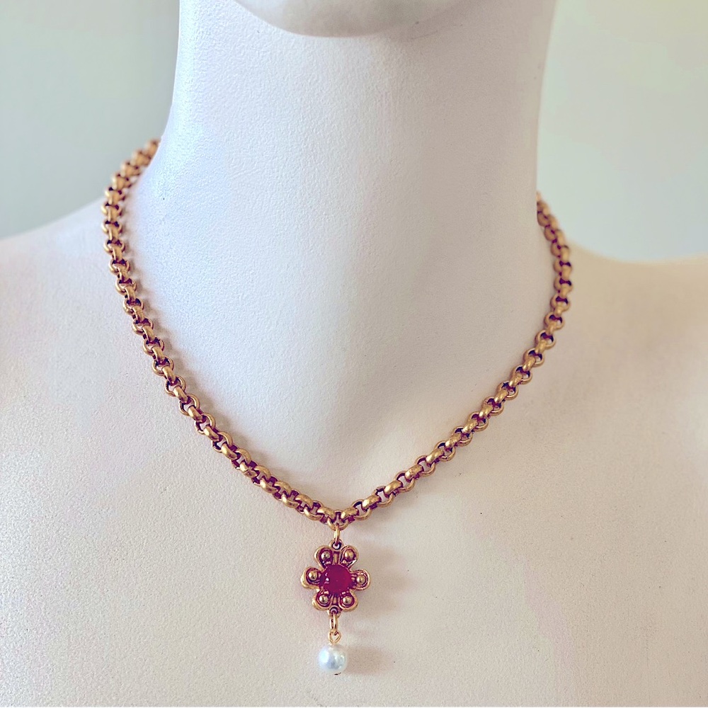 Gold tone chain necklace with Pearl & Agate stone accents. Classic.